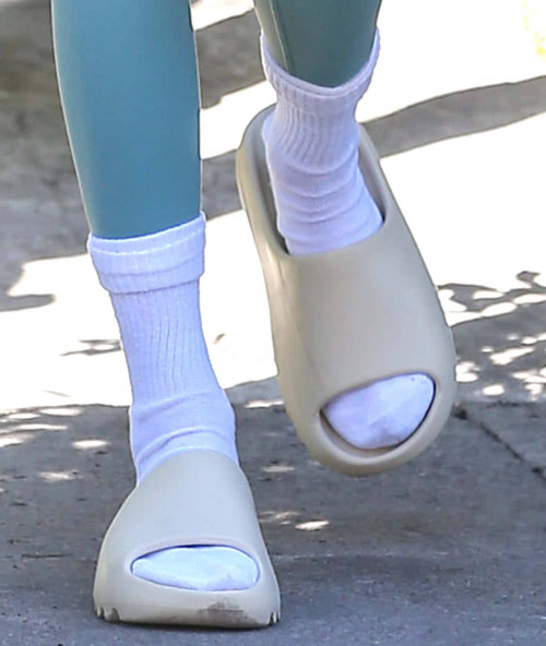 Kendall-Jenner-wears-white-socks-with-Yeezy-Slides-in-Bone7cc73abc91af4ee6.md.jpg